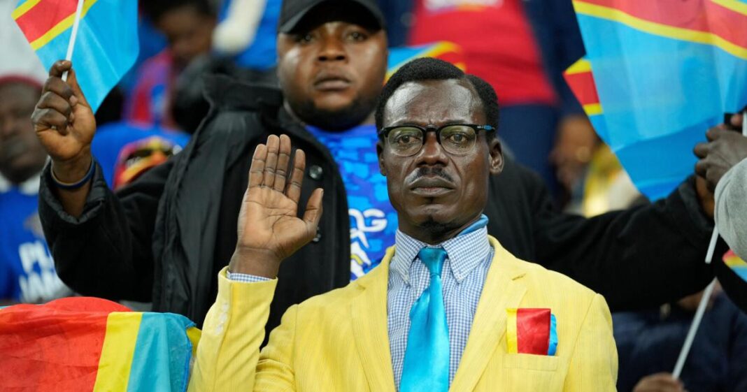 Un fan de la statue de Lumumba au Congo manque le match de barrage de la Coupe du Monde en raison de problèmes de visa. Un fan de la statue de Lumumba au Congo manque le match de barrage de la Coupe du Monde en raison de problèmes de visa.