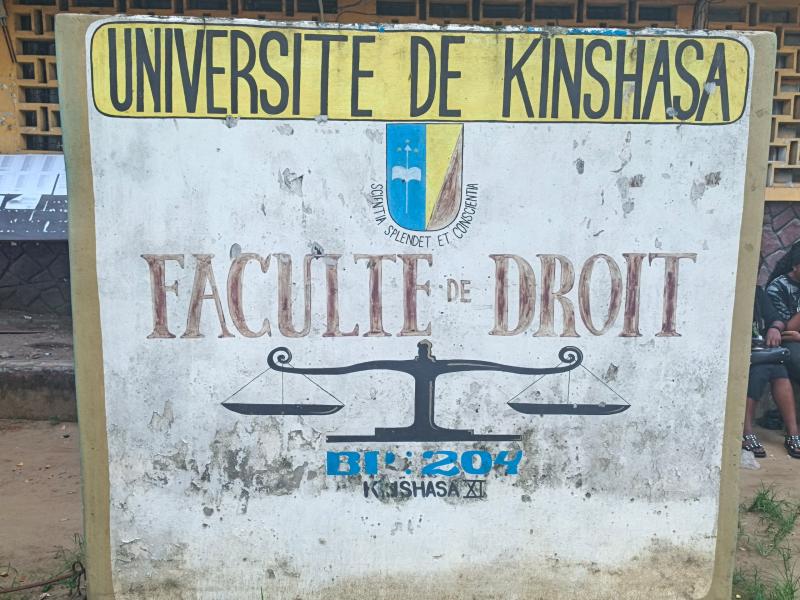 Débat sur le changement de la constitution en RDC : des étudiants en droit à l’UNIKIN jugent inopportun de toucher à la loi fondamentale pendant l’état de siège partiel dans l’Est Débat sur le changement de la constitution en RDC : des étudiants en droit à l’UNIKIN jugent inopportun de toucher à la loi fondamentale pendant l’état de siège partiel dans l’Est
