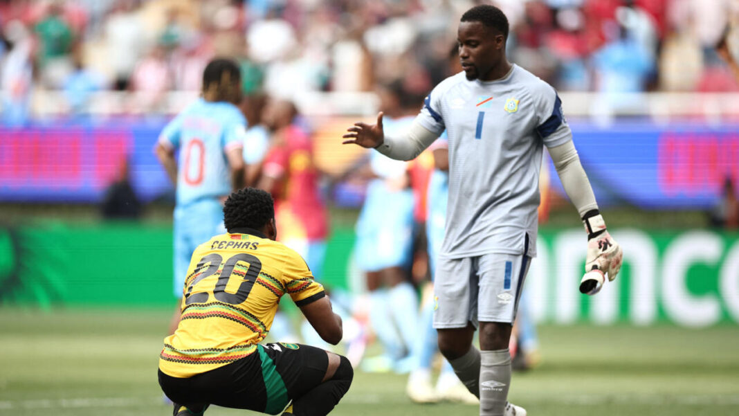 « Nous avons ramené l’espoir », déclare le gardien de la RDC, Mpasi, alors que la Coupe du Monde s’annonce. « Nous avons ramené l’espoir », déclare le gardien de la RDC, Mpasi, alors que la Coupe du Monde s’annonce.