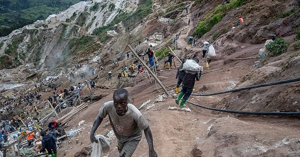 La RDC crée une unité paramilitaire de sécurité minière financée par les États-Unis et les Émirats arabes unis. La RDC crée une unité paramilitaire de sécurité minière financée par les États-Unis et les Émirats arabes unis.