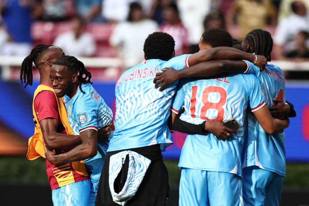 La RDC se qualifie pour sa première Coupe du Monde en 52 ans après avoir battu la Jamaïque en prolongation. La RDC se qualifie pour sa première Coupe du Monde en 52 ans après avoir battu la Jamaïque en prolongation.