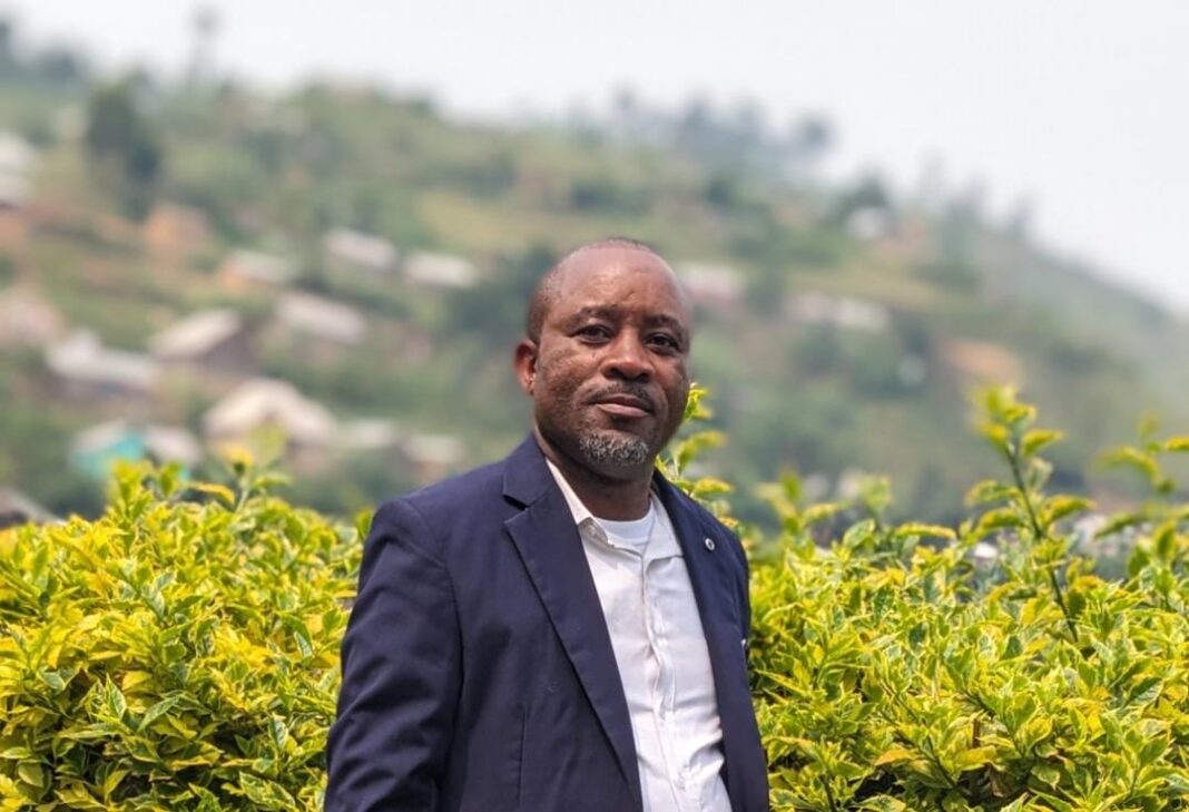 Des rebelles du M23 retiennent le journaliste congolais Espoir Mbata en raison d’un message sur WhatsApp. Des rebelles du M23 retiennent le journaliste congolais Espoir Mbata en raison d’un message sur WhatsApp.