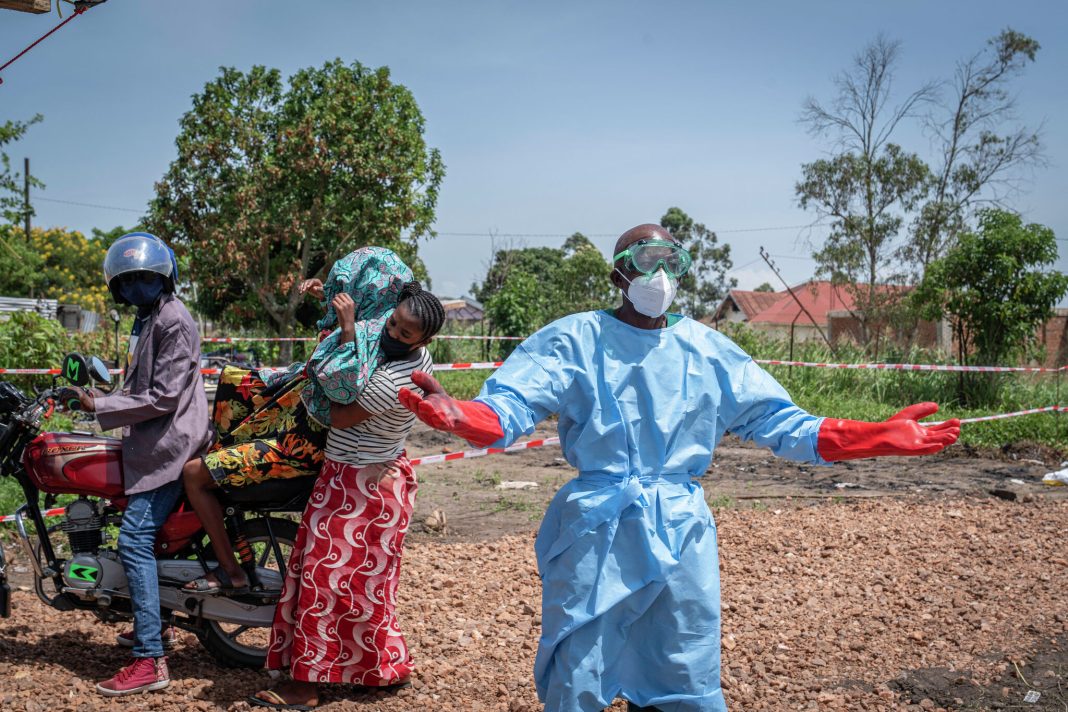 Les États-Unis ont joué un rôle dans l’épidémie d’Ebola en République Démocratique du Congo et en Ouganda. Les États-Unis ont joué un rôle dans l’épidémie d’Ebola en République Démocratique du Congo et en Ouganda.