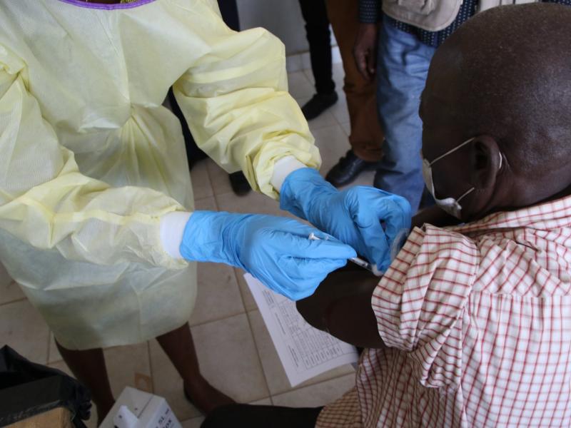 Ebola en RDC : le gouvernement, l’OMS et leurs partenaires annoncent travailler activement à la mise en œuvre rapide d’essais cliniques sur des vaccins et des traitements candidats. Ebola en RDC : le gouvernement, l’OMS et leurs partenaires annoncent travailler activement à la mise en œuvre rapide d’essais cliniques sur des vaccins et des traitements candidats.