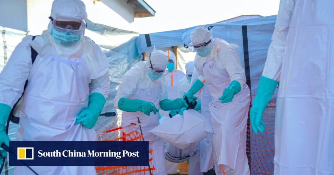 Une équipe médicale chinoise arrive en République Démocratique du Congo pour aider à lutter contre Ebola, « comblant le vide laissé par les États-Unis ». Une équipe médicale chinoise arrive en République Démocratique du Congo pour aider à lutter contre Ebola, « comblant le vide laissé par les États-Unis ».
