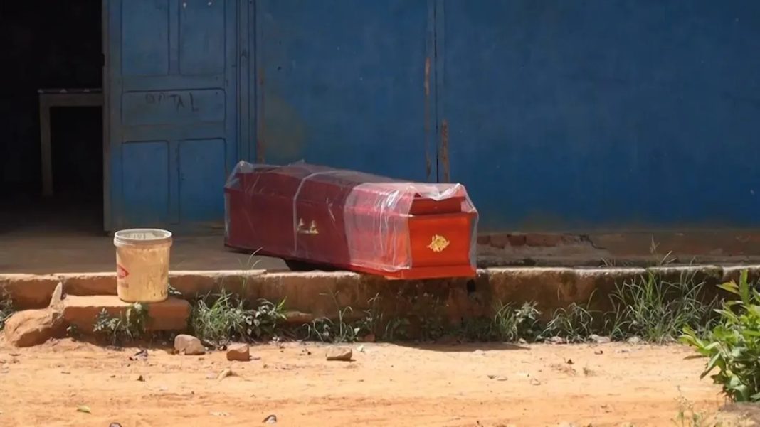 Dans une ville au cœur de l’épidémie d’Ebola dans l’est du Congo, les patients arrivent trop tard. Dans une ville au cœur de l’épidémie d’Ebola dans l’est du Congo, les patients arrivent trop tard.