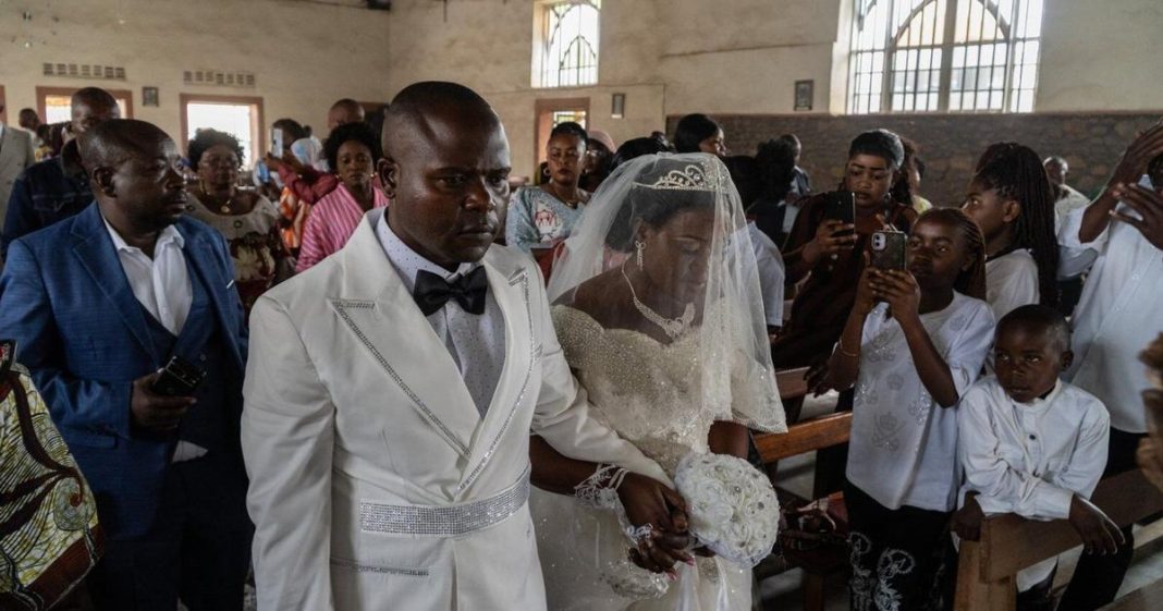 Comment l’épidémie d’Ebola transforme les mariages au Congo. Comment l’épidémie d’Ebola transforme les mariages au Congo.