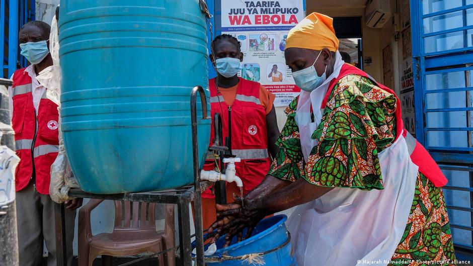 Le directeur de l’OMS, Tedros, visite l’Ouganda, limitrophe de l’épicentre en RDC. Le directeur de l’OMS, Tedros, visite l’Ouganda, limitrophe de l’épicentre en RDC.