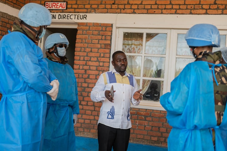 Les travailleurs de la santé au cœur de l’épidémie d’Ebola en Congo travaillent avec peu de rémunération et peu de repos. Les travailleurs de la santé au cœur de l’épidémie d’Ebola en Congo travaillent avec peu de rémunération et peu de repos.