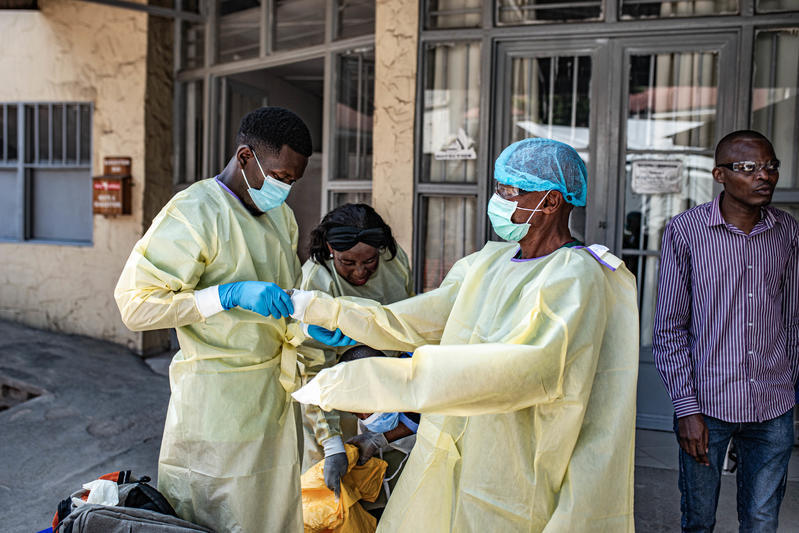 Ebola : un nouveau traitement en phase d’essai pourrait diminuer de moitié les risques de transmission. Ebola : un nouveau traitement en phase d’essai pourrait diminuer de moitié les risques de transmission.