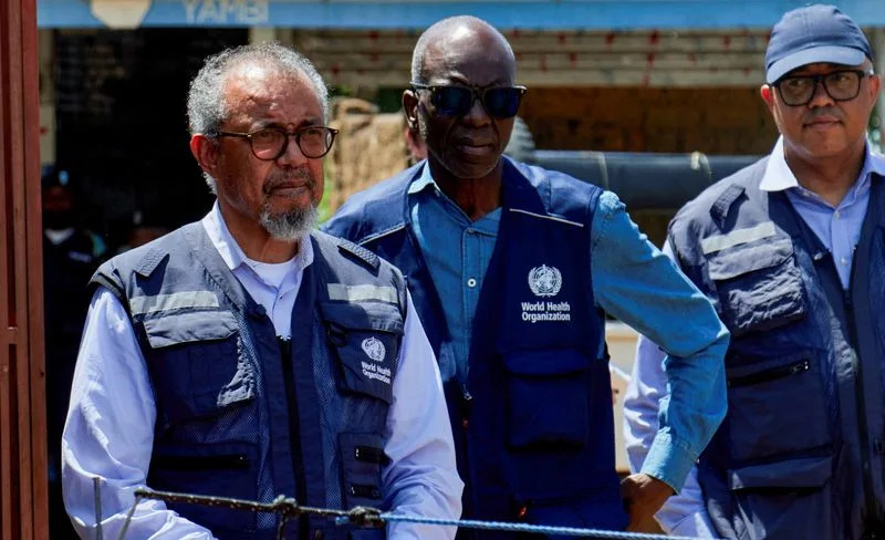 Le directeur de l’OMS, Tedros, déclare que l’Ouganda devrait reconsidérer la fermeture de sa frontière avec le Congo en raison de l’Ebola. Le directeur de l’OMS, Tedros, déclare que l’Ouganda devrait reconsidérer la fermeture de sa frontière avec le Congo en raison de l’Ebola.
