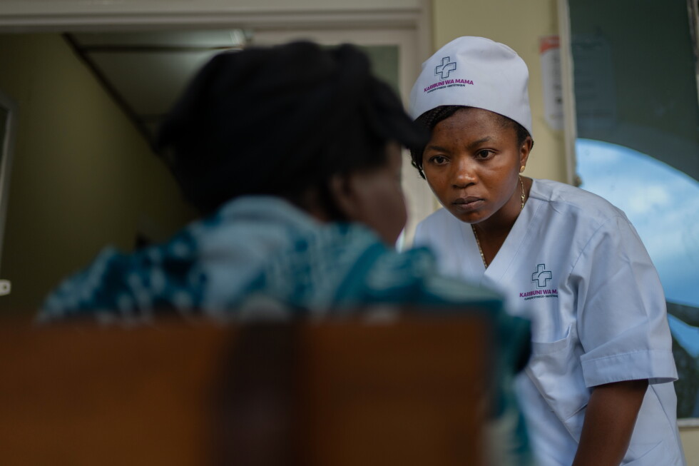 Alors qu’Ebola progresse en République du Congo, les femmes courent les plus grands risques en tant que soignantes. Alors qu’Ebola progresse en République du Congo, les femmes courent les plus grands risques en tant que soignantes.