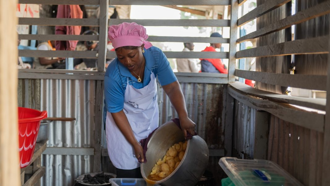 Alors que le Congo lutte contre Ebola, des bénévoles préparent des repas pour soutenir les patients et les travailleurs. Alors que le Congo lutte contre Ebola, des bénévoles préparent des repas pour soutenir les patients et les travailleurs.