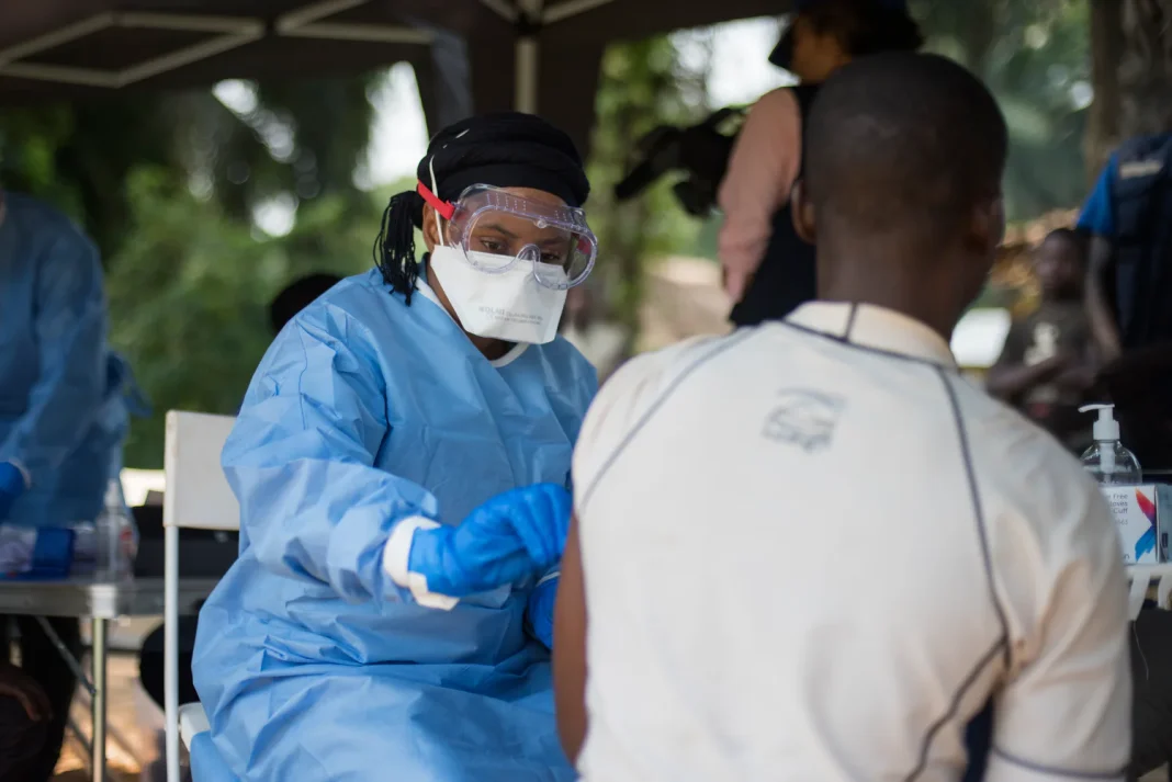 Au Congo, les premiers patients se sont inscrits pour participer à un essai clinique révolutionnaire sur le traitement de l’Ebola. Au Congo, les premiers patients se sont inscrits pour participer à un essai clinique révolutionnaire sur le traitement de l’Ebola.