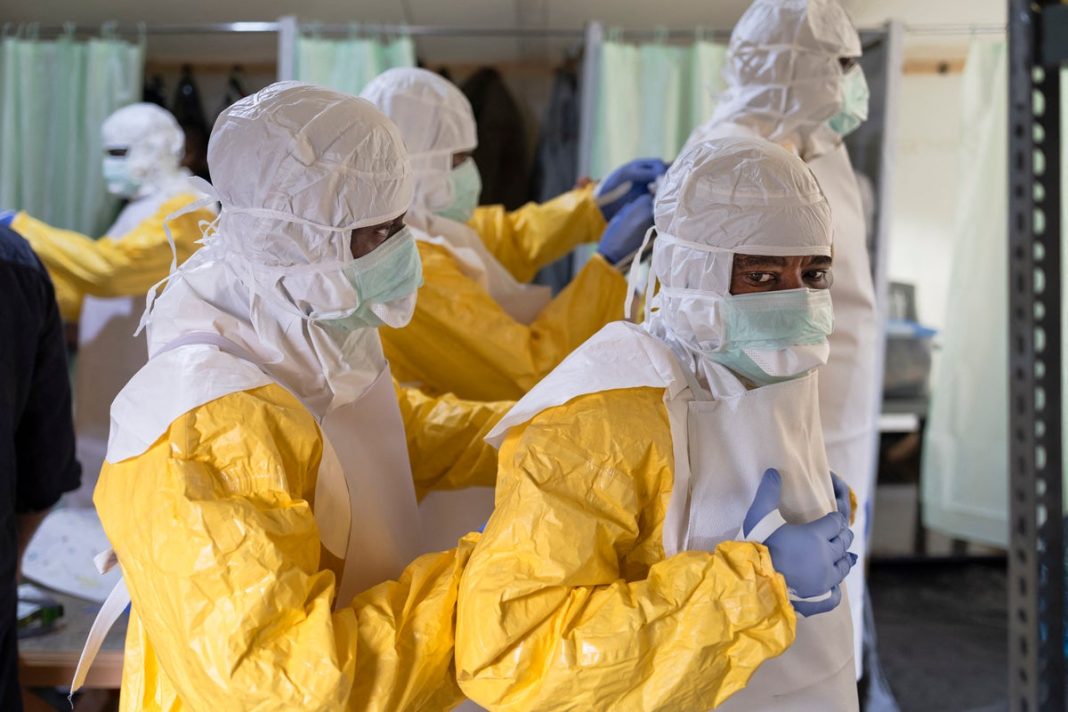 Un citoyen américain teste positif à l’Ebola alors que les autorités cherchent à établir un plan de traitement. Un citoyen américain teste positif à l’Ebola alors que les autorités cherchent à établir un plan de traitement.