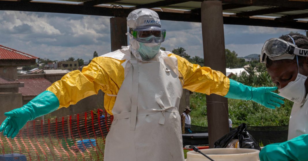Un citoyen américain travaillant pour une organisation humanitaire a été testé positif au virus Ebola en République Démocratique du Congo. Un citoyen américain travaillant pour une organisation humanitaire a été testé positif au virus Ebola en République Démocratique du Congo.