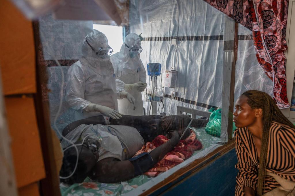Des dizaines de travailleurs d’un centre de traitement Ebola dans le nord-est du Congo font grève. Des dizaines de travailleurs d’un centre de traitement Ebola dans le nord-est du Congo font grève.