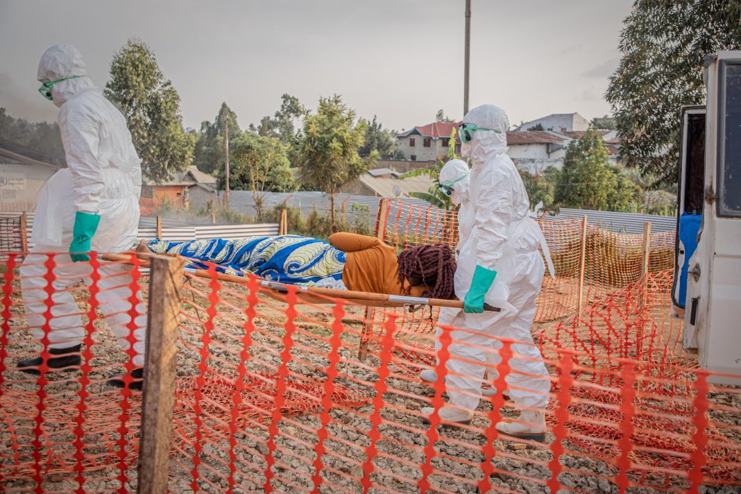 L’épidémie d’Ebola en RDC a atteint 1 792 cas et 625 décès, et le contrôle aux aéroports américains arrivera à expiration dans huit jours. L’épidémie d’Ebola en RDC a atteint 1 792 cas et 625 décès, et le contrôle aux aéroports américains arrivera à expiration dans huit jours.