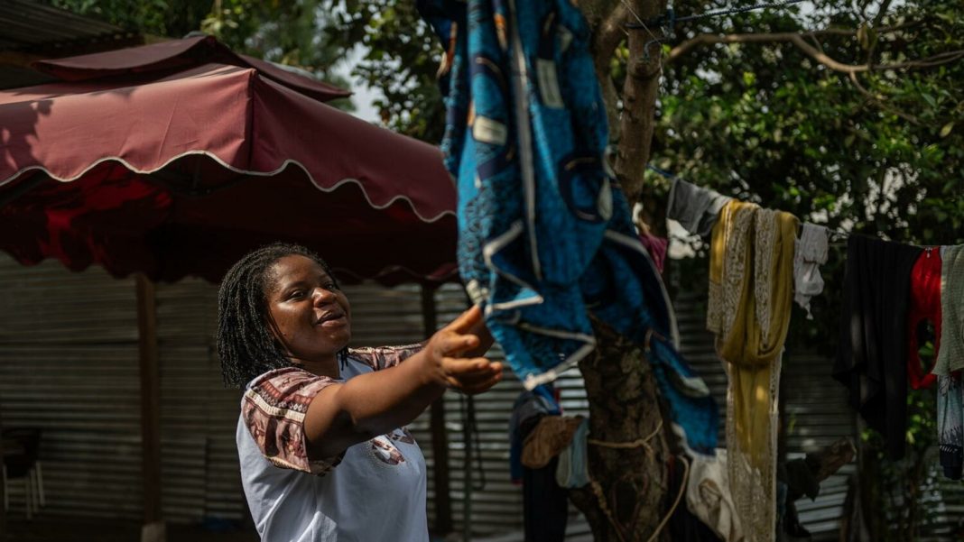 De plus en plus de femmes enceintes meurent au Congo, car elles évitent les hôpitaux en raison d’Ebola. De plus en plus de femmes enceintes meurent au Congo, car elles évitent les hôpitaux en raison d’Ebola.