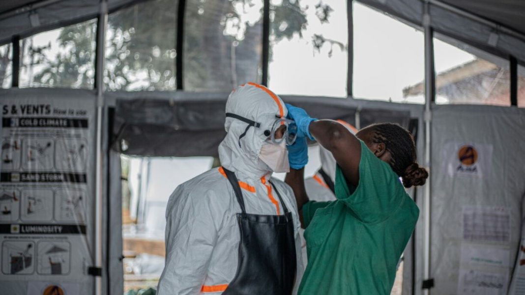 Le directeur général de l’OMS appelle à une réponse renforcée contre Ebola lors de sa visite en République Démocratique du Congo. Le directeur général de l’OMS appelle à une réponse renforcée contre Ebola lors de sa visite en République Démocratique du Congo.