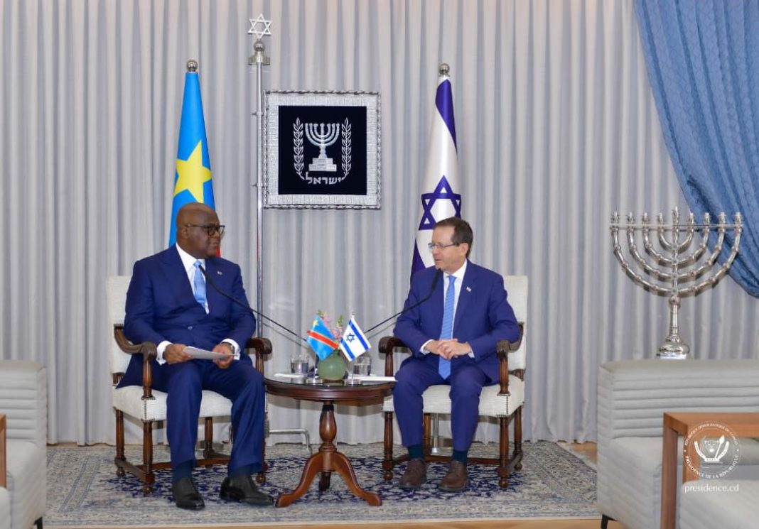RDC – Israël : Le président Félix Tshisekedi a été accueilli à Jérusalem par le président israélien Isaac Herzog afin de « construire un partenariat plus structuré ». RDC – Israël : Le président Félix Tshisekedi a été accueilli à Jérusalem par le président israélien Isaac Herzog afin de « construire un partenariat plus structuré ».