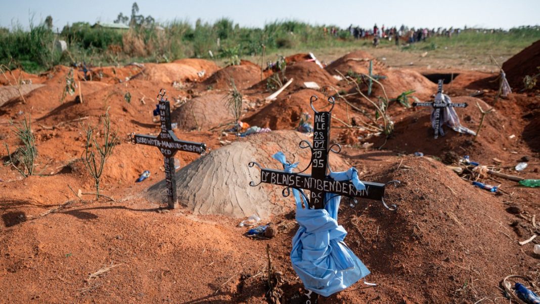 L’épidémie d’Ebola en République Démocratique du Congo a fait plus de 3 000 morts. L’épidémie d’Ebola en République Démocratique du Congo a fait plus de 3 000 morts.