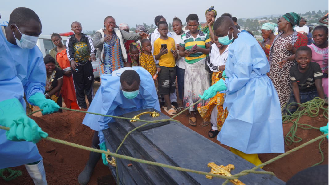 Les décès dus à Ebola en République Démocratique du Congo dépassent les 3 000 alors que l’épidémie continue de se propager. Les décès dus à Ebola en République Démocratique du Congo dépassent les 3 000 alors que l’épidémie continue de se propager.