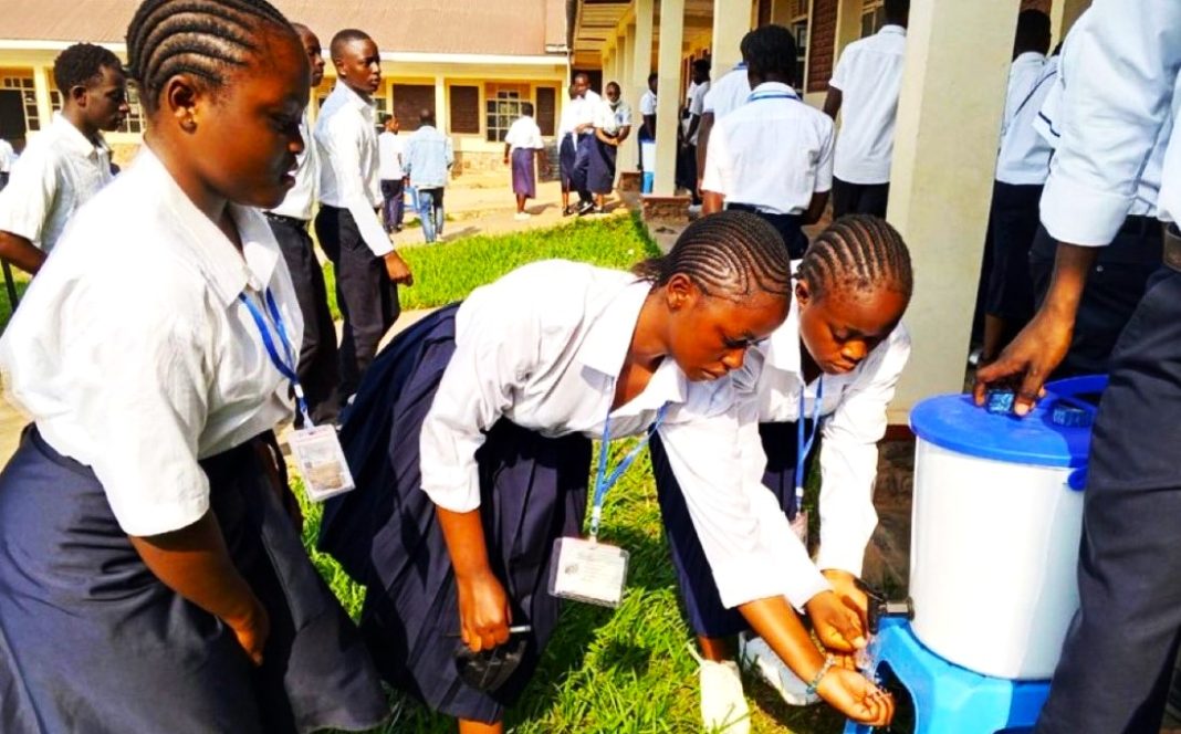 Les écoles rouvrent en République Démocratique du Congo au milieu d’une alerte à l’Ebola et de parents en faillite. Les écoles rouvrent en République Démocratique du Congo au milieu d’une alerte à l’Ebola et de parents en faillite.