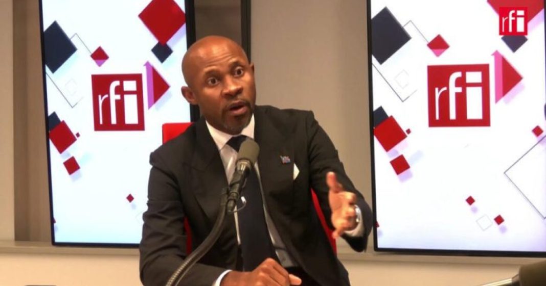 RDC : le transfert de l’influenceuse Denise Mukendi à Kinshasa, symbole d’une offensive judiciaire et numérique. RDC : le transfert de l’influenceuse Denise Mukendi à Kinshasa, symbole d’une offensive judiciaire et numérique.